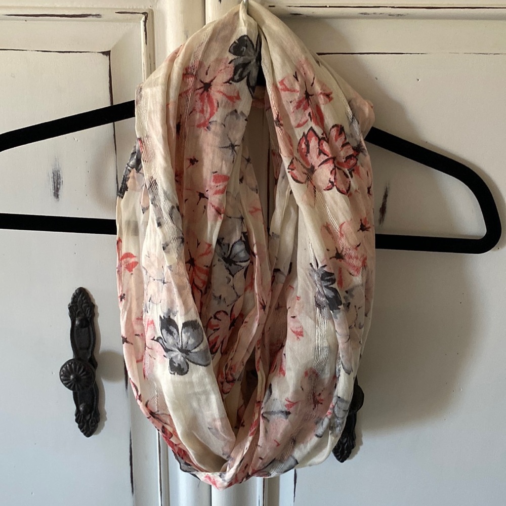 NWT LOFT Pretty Floral Lightweight Infinity Scarf